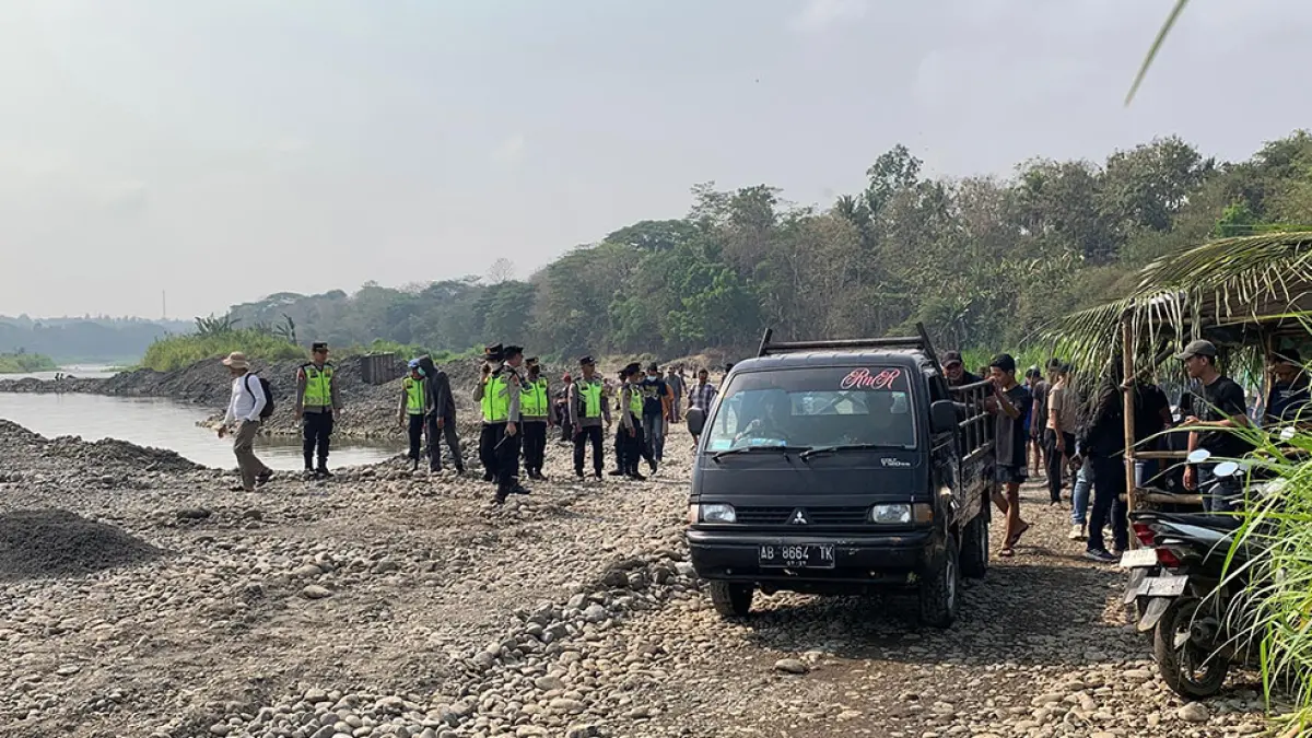 PROTES: Warga Padukuhan Karang, Kalurahan Tuksono saat menggelar demonstrasi di bantaran Sungai Progo. ANOM BAGASKORO/RADAR JOGJA