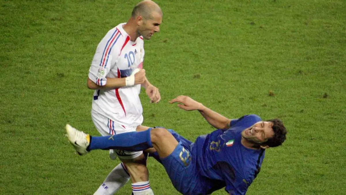 Aksi Zinedine Zidane menanduk Marco Materazzi pada final Piala Dunia 2006 tetap menjadi momen yang ikonik.