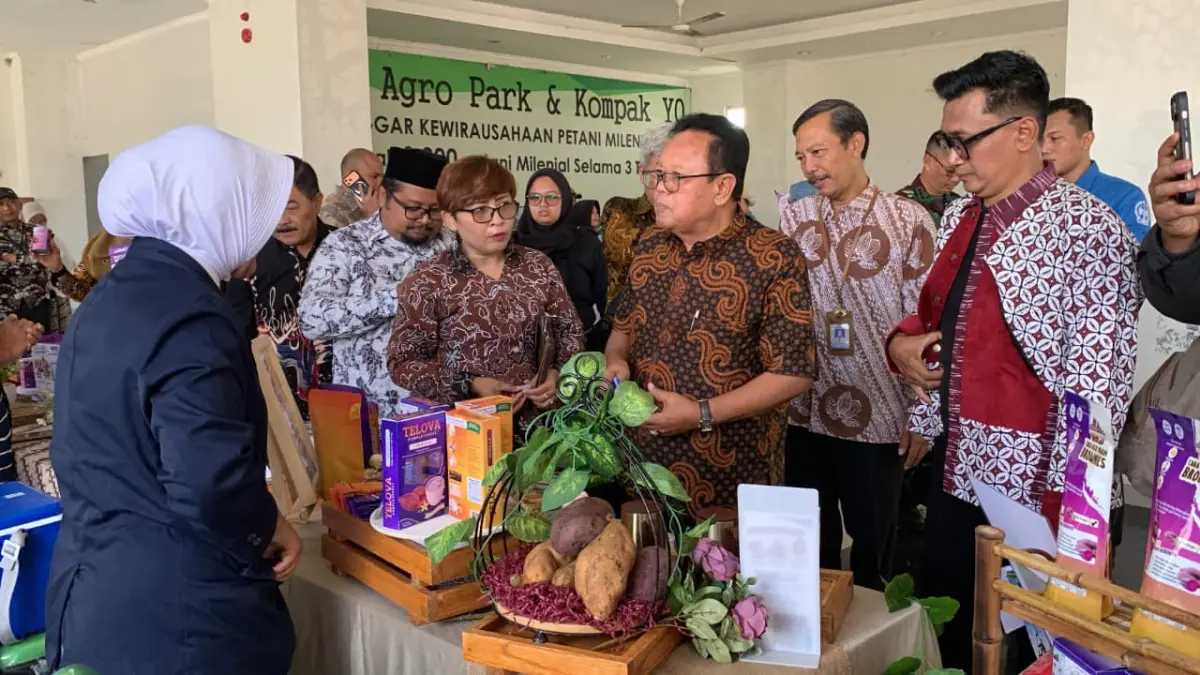 CEK: Ketua DPRD DIY, Kepala DPKP DIY, Ketua Komisi B DPRD DIY, dan Bupati Kulon Progo meninjau salah satu stand pameran di Jogja Agro Park Kulon Progo. (ANOM BAGASKORO/RADAR JOGJA)