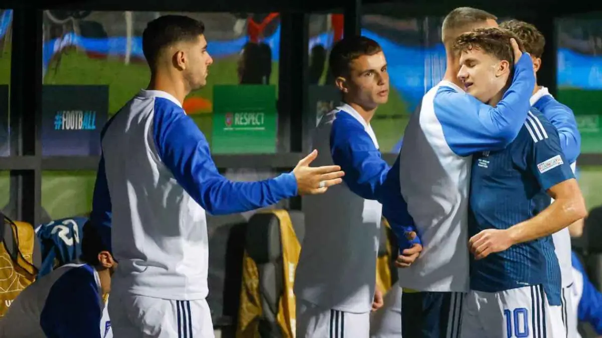 Christos Tzolis tertatih-taih keluar lapangan dalam hasil imbang Yunani melawan Belanda di UEFA Nations League.