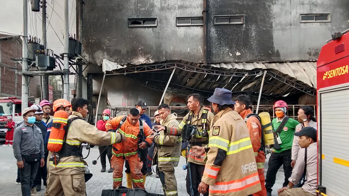 Koordinasi tim damkar dalam penanganan kebakaran Trans Home. Delima Purnamasari/Radar Jogja