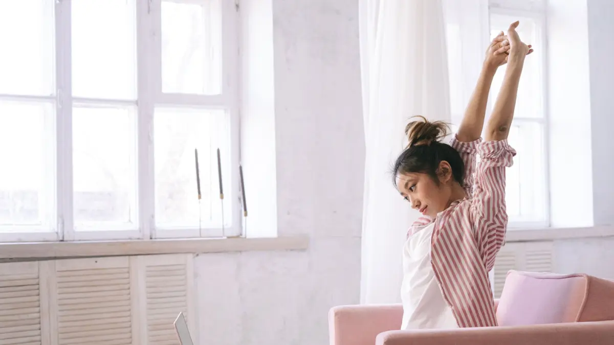 Melakukan stretching ringan di tengah mengerjakan tugas agar tidak sakit punggung. (Sumber: Pexels)