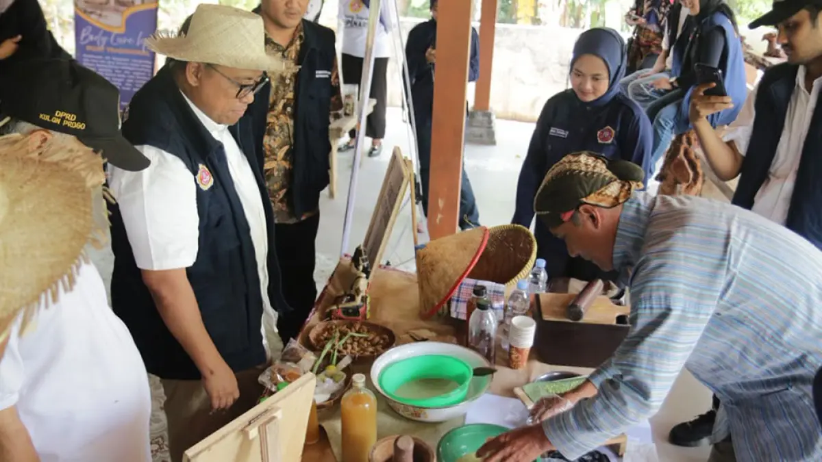 KUNJUNGAN: Pengurus Nasional Karang Taruna mengunjungi Rajendra Farm yang dikelola bersama Karang Taruna Hipenari di Kulon Progo. Dok. Pemkab Kulon Progo