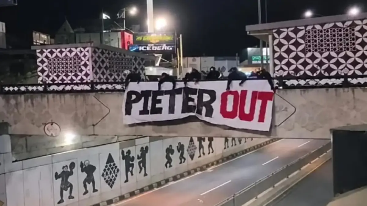 Spanduk bertuliskan "PIETER OUT" di kawasan Underpass Kentungan beberapa waktu lalu. (Istimewa)