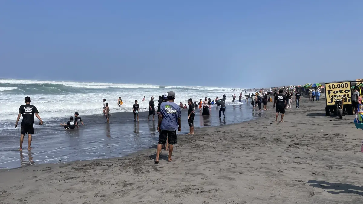 Wisatawan menghabiskan libur akhir pekan di Pantai Parangtritis dengan bermain air. (Aris Romadhon/Radar Jogja)