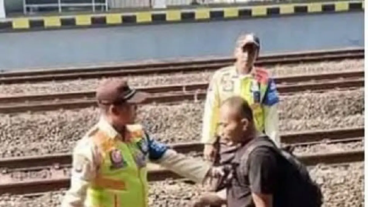 DIAMANKAN: Petugas keamanan sedang mengamankan ODGJ di Stasiun Maguwo. Istimewa