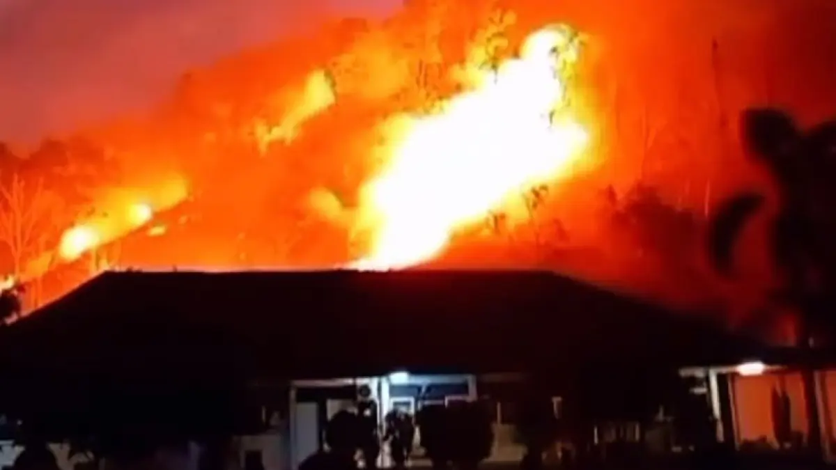 Kebakaran lahan melanda Bukit Kenteng, Ponjong, Gunungkidul, Minggu (4/10/2026) malam. Api membesar di belakang bangunan SMK Negeri 1 Ponjong.
