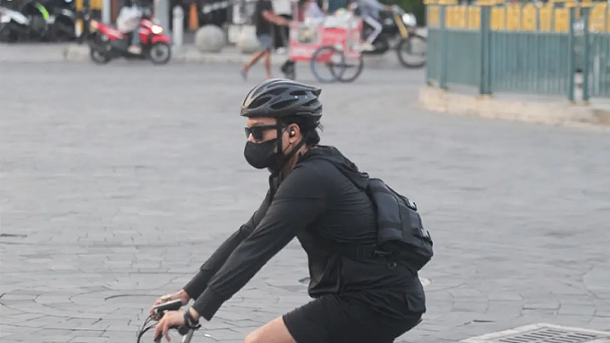 WASPADA: Pengguna jalan mengenakan masker saat melintas di kawasan Tugu Jogja, kemarin (5/10). Kasus Influenza A sudah terdeteksi di wilayah DIY sehingga masyarakat dan pihak sekolah diimbau meningkatkan kewaspadaan melalui penerapan perilaku hidup bersih serta sehat secara konsisten. (Guntur Aga Tirtana/Radar Jogja)