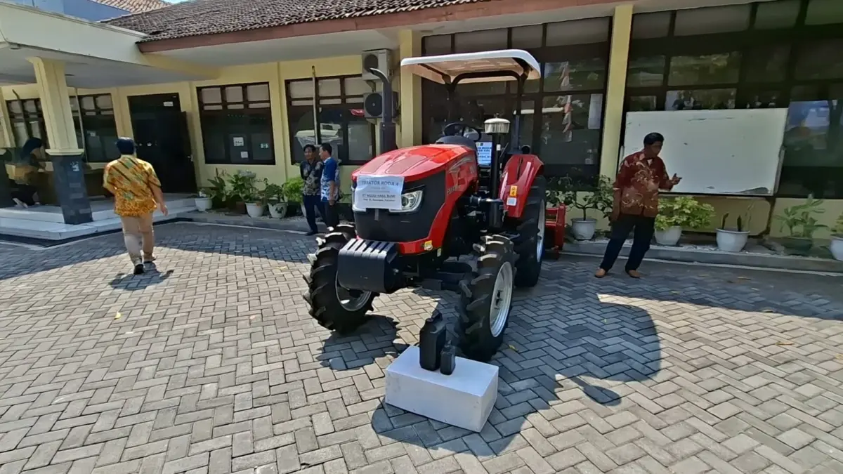 Bantuan Alsintan berupa mesin harvester diterima beberapa kelompok tani.