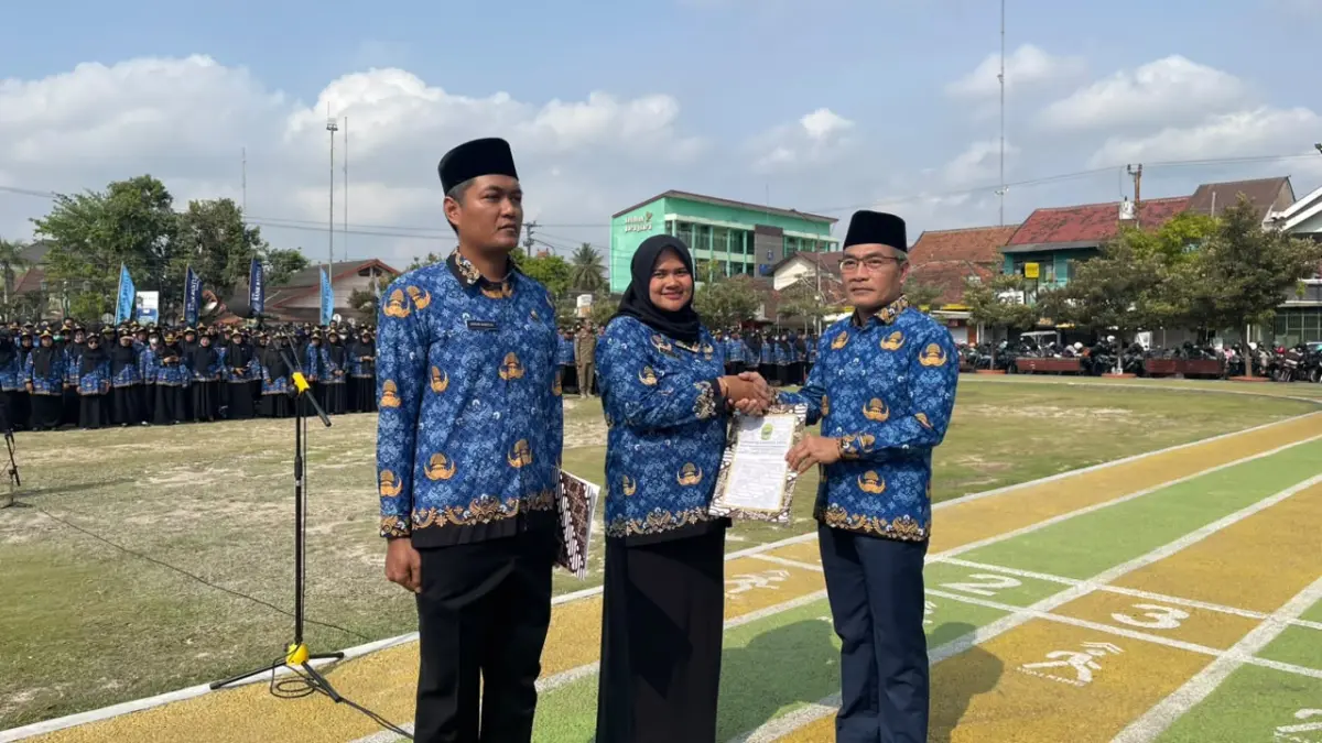 Bupati Bantul Abdul menyerahkan Surat Keputusan (SK) terkait PPPK Paruh Waktu - Aris Romadhon/Radar Jogja