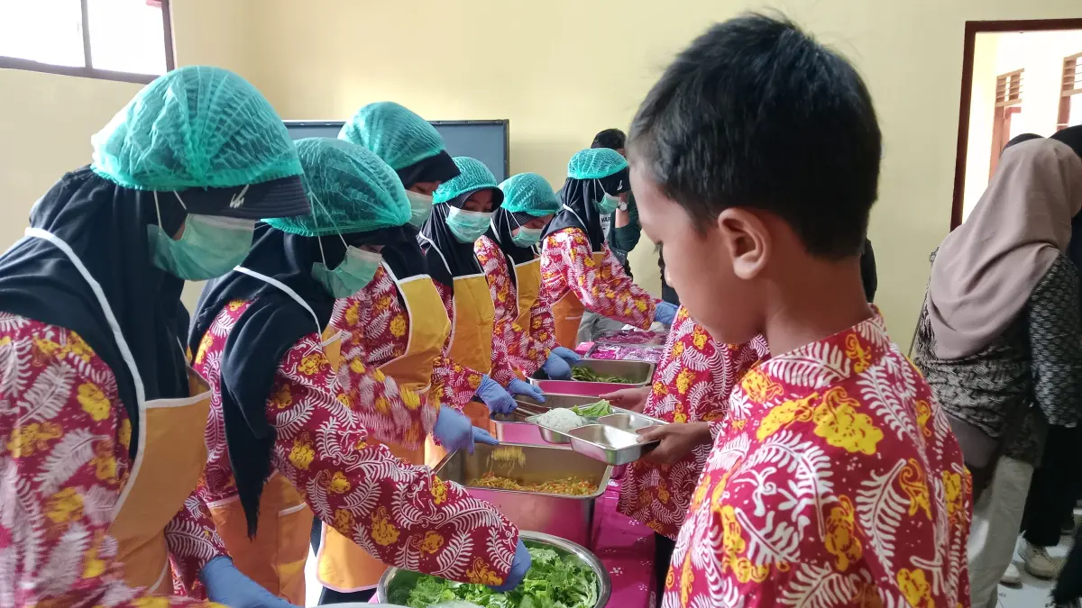 Pelaksanaan uji coba MBG prasmanan di SD Negeri Soprayan, Rabu (7/10)