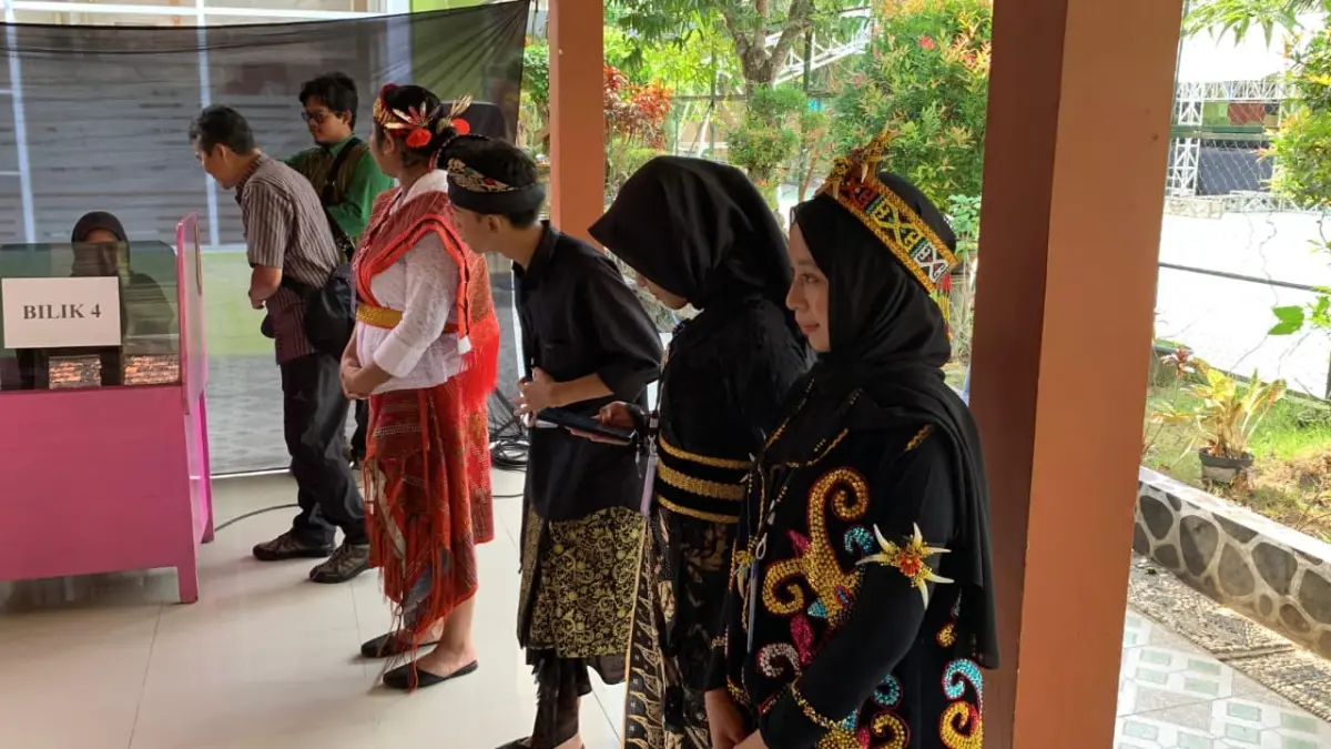 MENARIK: Panitia Pemilos di SMAN 2 Wates menggunakan pakaian adat dari berbagai daerah. (ANOM BAGASKORO/RADAR JOGJA)