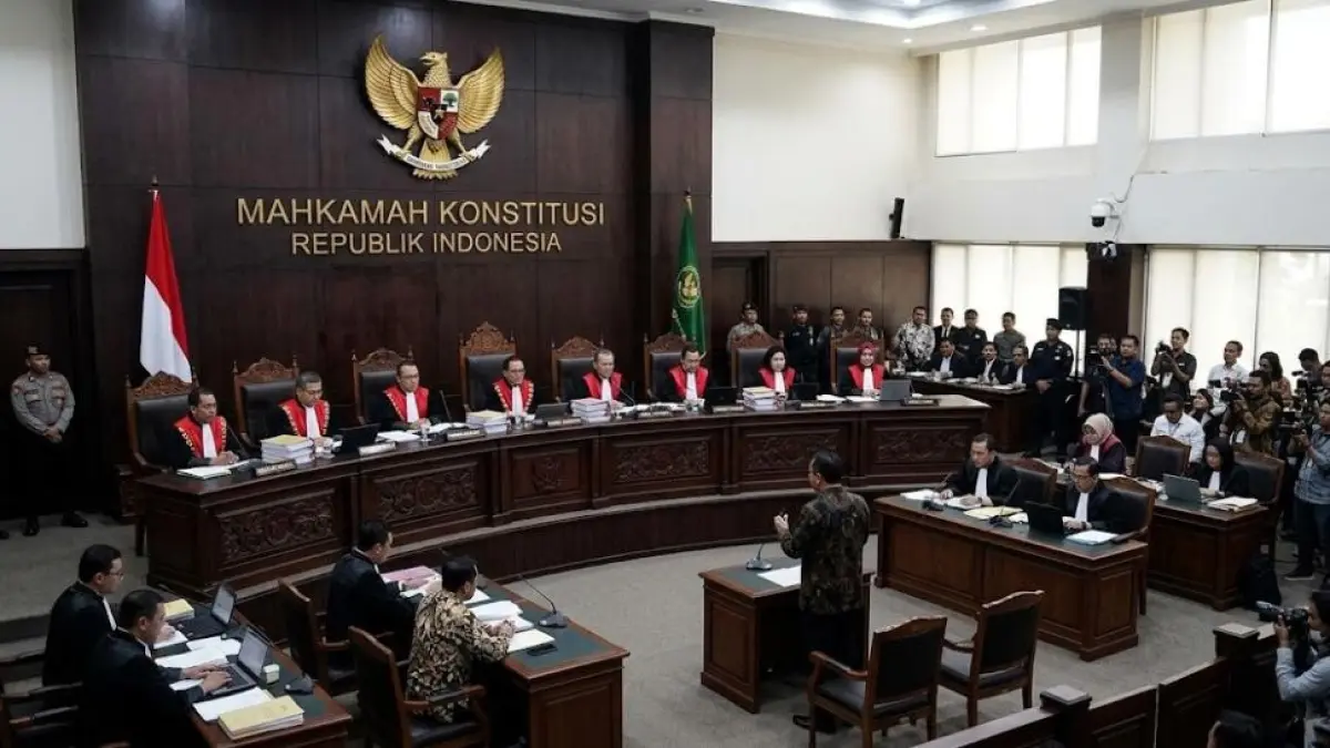 Sembilan Hakim MK Dilaporkan ke MKMK Terkait Perkara Syarat Pendidikan Gibran. (AI Image Generator)