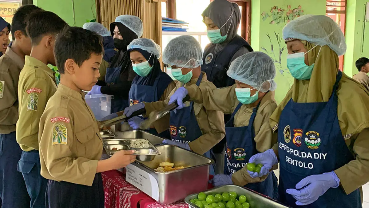 ANTUSIAS: Siswa SD Muhammadiyah Bantar melakukan pemorsian makanan MBG model prasmanan. (ANOM BAGASKORO/RADAR JOGJA)
