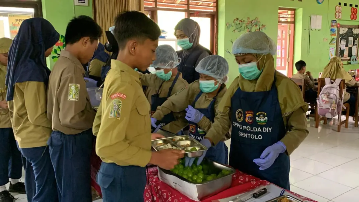 ANTUSIAS: Siswa SD Muhammadiyah Bantar melakukan pemorsian makanan MBG model prasmanan. (ANOM BAGASKORO/RADAR JOGJA)