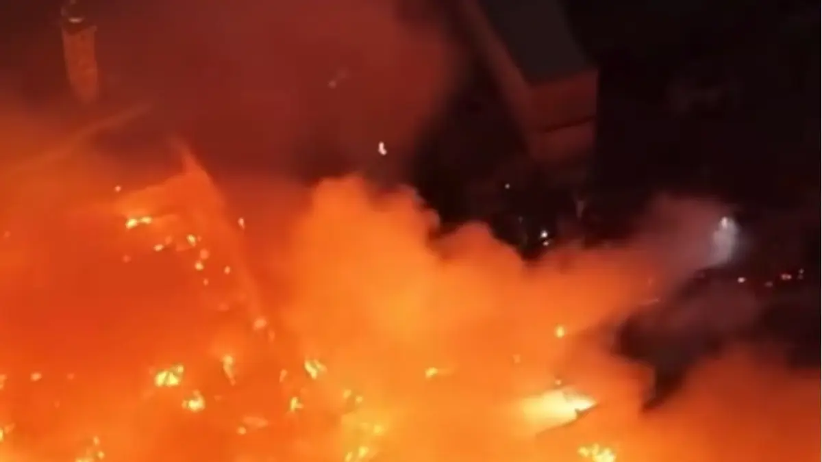 Kebakaran melanda permukiman padat di Kramat Pulo Dalam, Jakarta Pusat, Kamis (8/10/2026) malam.

Sumber foto: https://www.instagram.com/reel/DePMbgOj5x3/?rpxt=OXRsZzN5aHhmeDFh