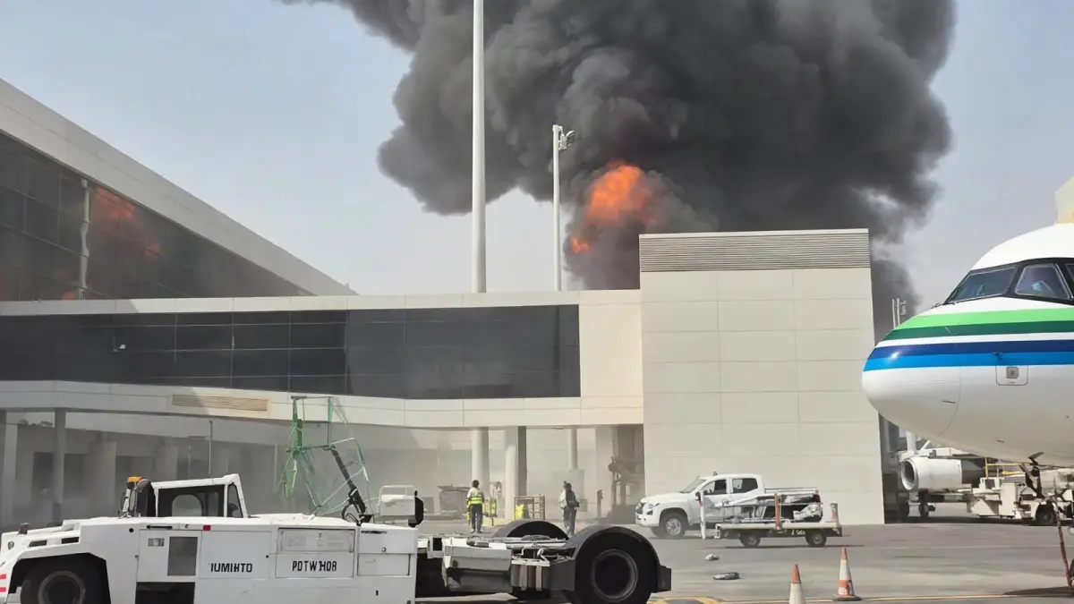 Pesawat Saudia terbakar di area terminal Bandara Riyadh, Kamis (8/10), diduga akibat serpihan proyektil.