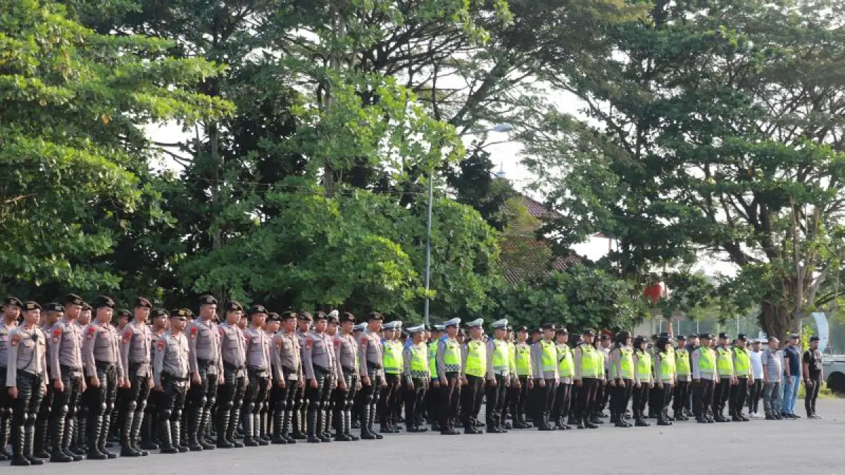 Polisi saat mengikuti apel. (Istimewa)