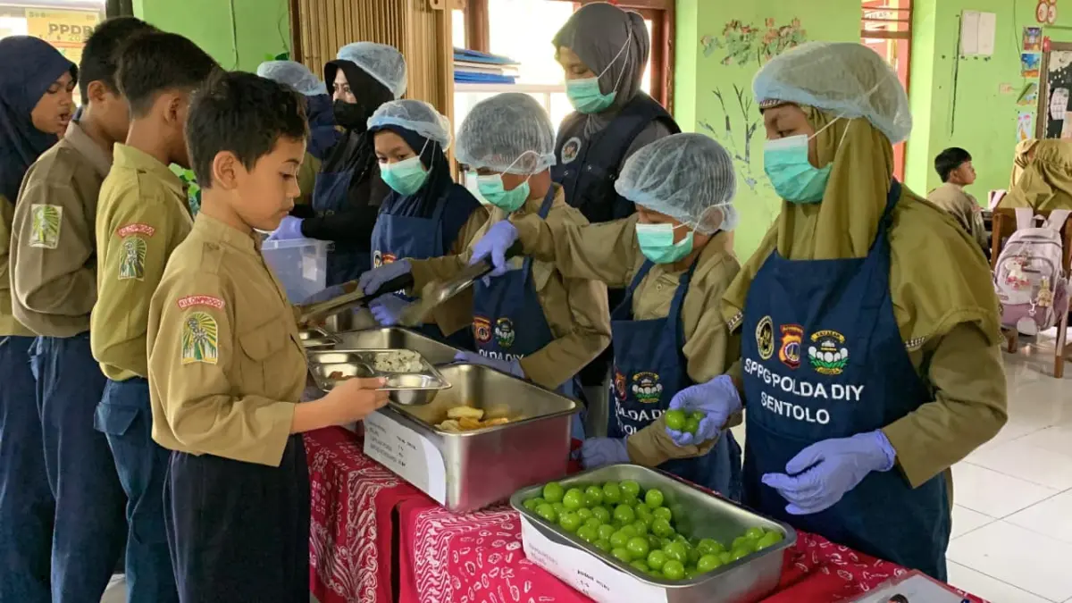 ANTRE: Siswa SD Muhammadiyah Bantar mengambil makanan MBG sistem prasmanan - ANOM BAGASKORO/RADAR JOGJA