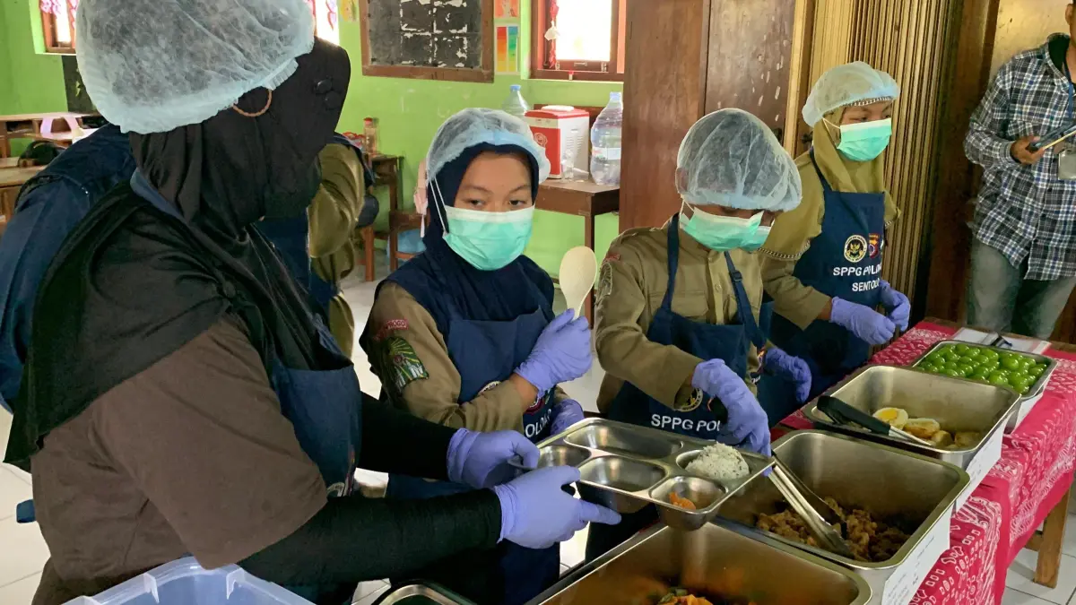 ANTRE: Siswa SD Muhammadiyah Bantar mengambil makanan MBG sistem prasmanan. (FOTO: ANOM BAGASKORO/RADAR JOGJA)