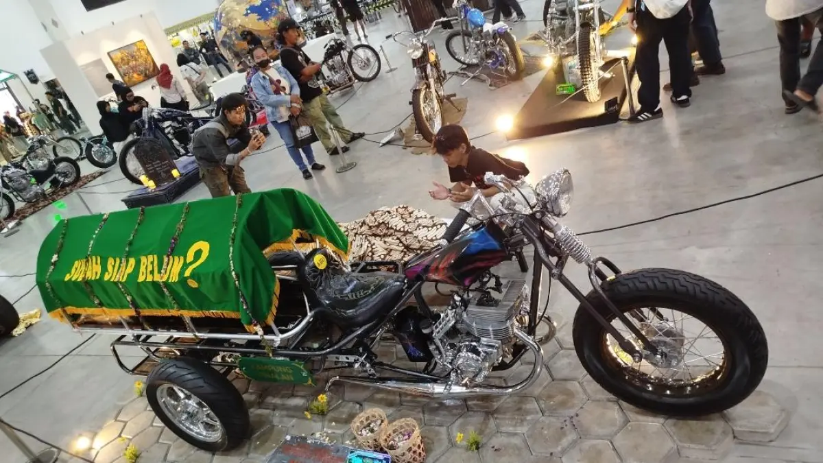 Motor Unik Pembawa Keranda Bikin Pengunjung Kustomfest 2026 Terdiam dan Kagum, ada pula yang duduk dan berdoa.