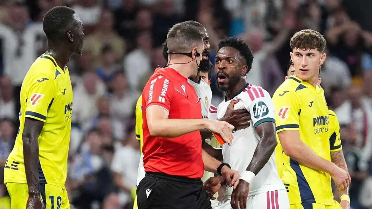 Pemain Real Madrid, Vinicius Junior melayangkan protes keras setelah diganjar kartu merah oleh wasit.