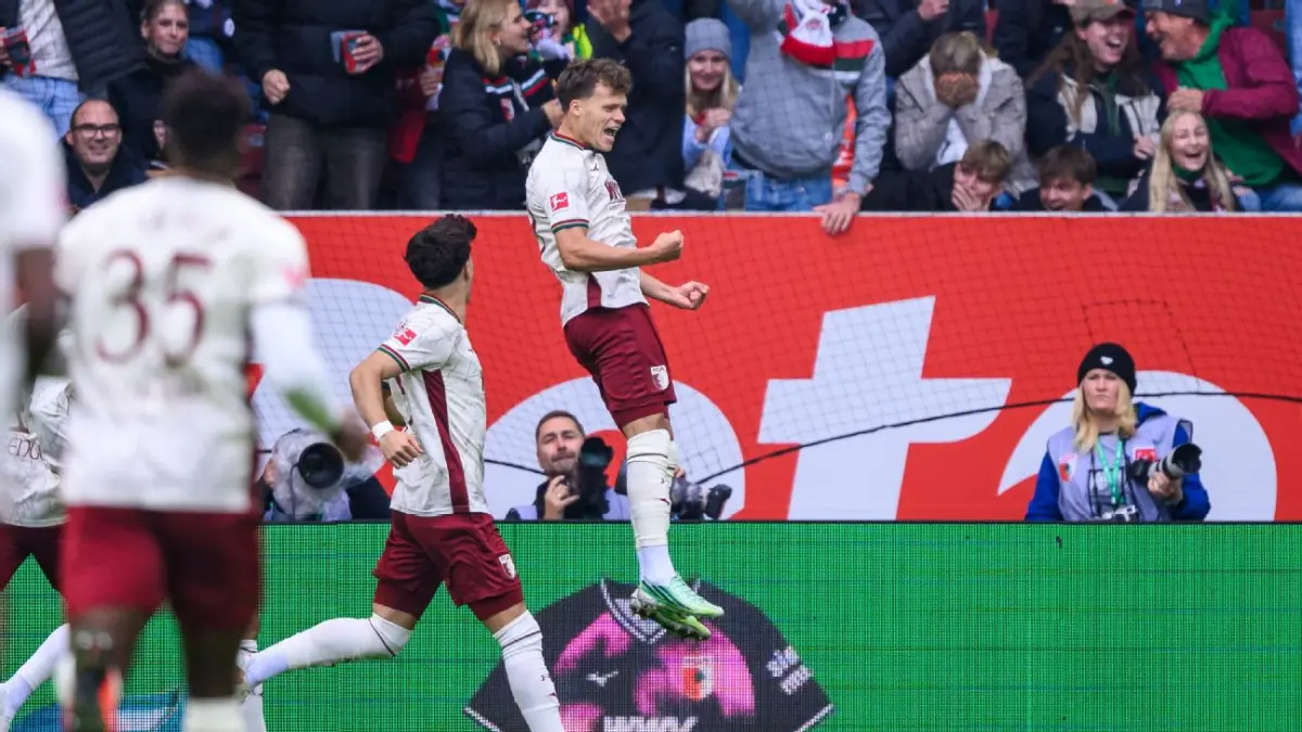 Robin Fellhauer mencetak gol tercepat di Bundesliga setelah blunder kiper Bayern Munich, Manuel Neuer.