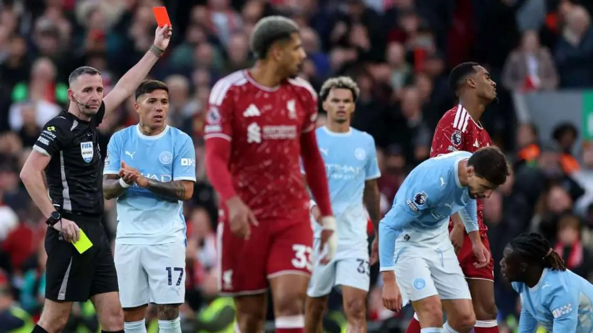 Wasit Chris Kavanagh memberikan kartu kuning kedua dan kartu merah untuk pemain Liverpool, Ryan Gravenberch.
