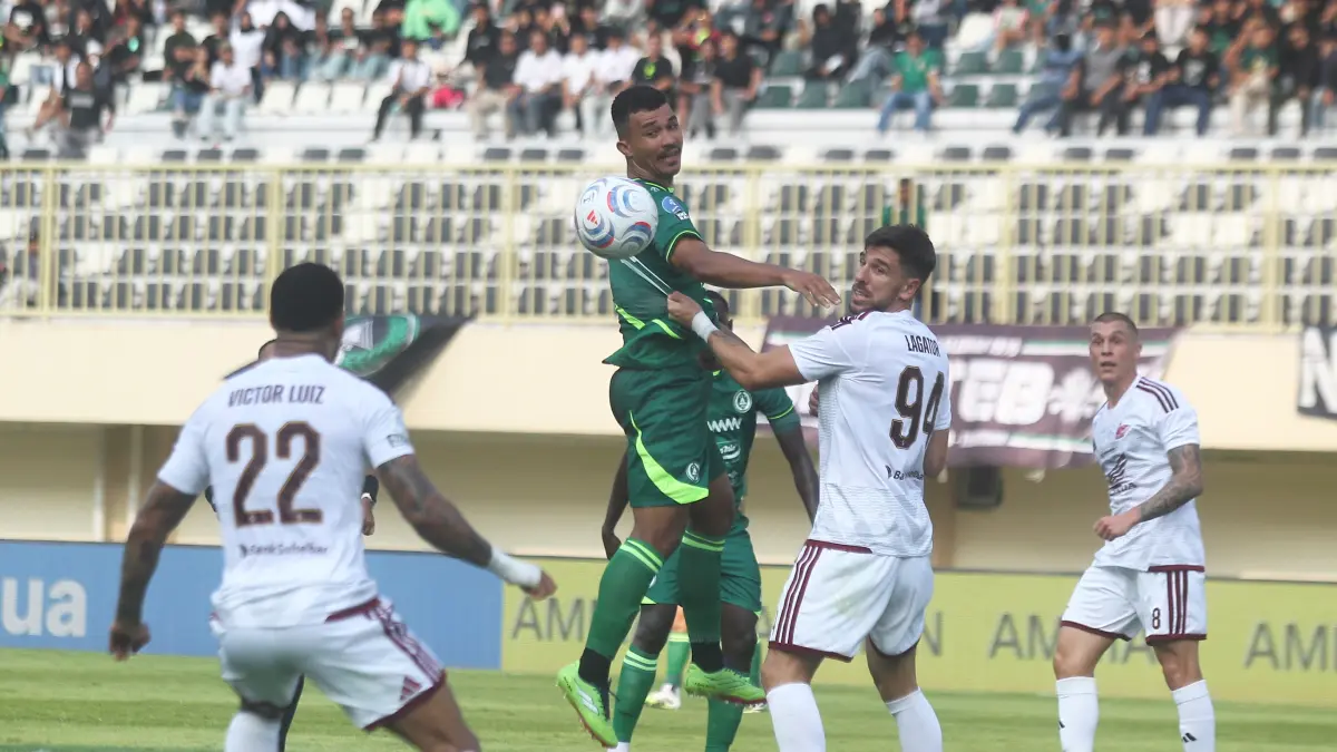 Pemain PSS Sleman Gustavo Tocantins saat melawan PSM Makassar