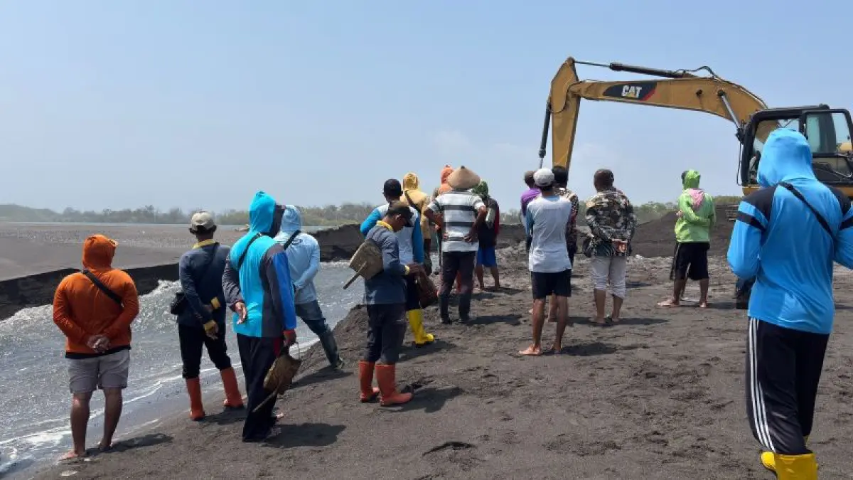 KOMPAK: Pamong banyu membaur dengan petani saat menangani muara Kali Opak yang tersumbat pasir. (ISTIMEWA)