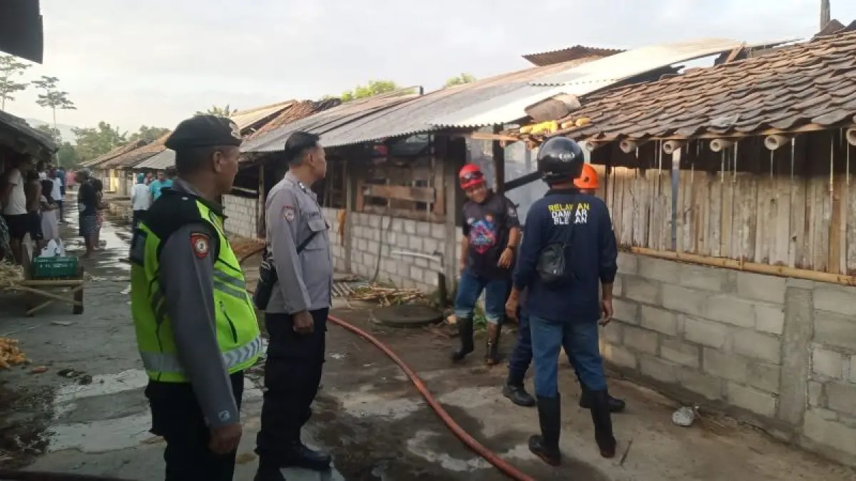 Penanganan kebakaran kandang di Berbah pada Minggu (18/10). (Dokumentasi Polresta Sleman)