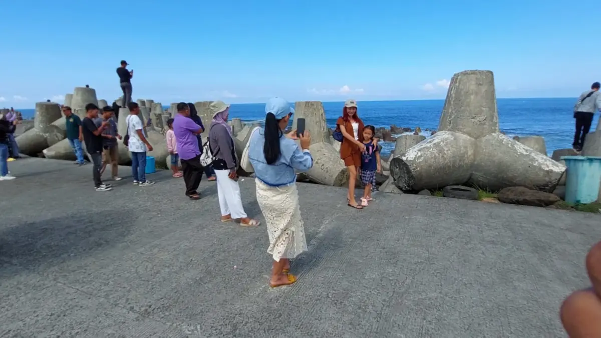RAMAI: Wisatawan dari berbagai daerah memadati area bangunan pemecah ombak Pantai Glagah - ANOM BAGASKORO/RADAR JOGJA
