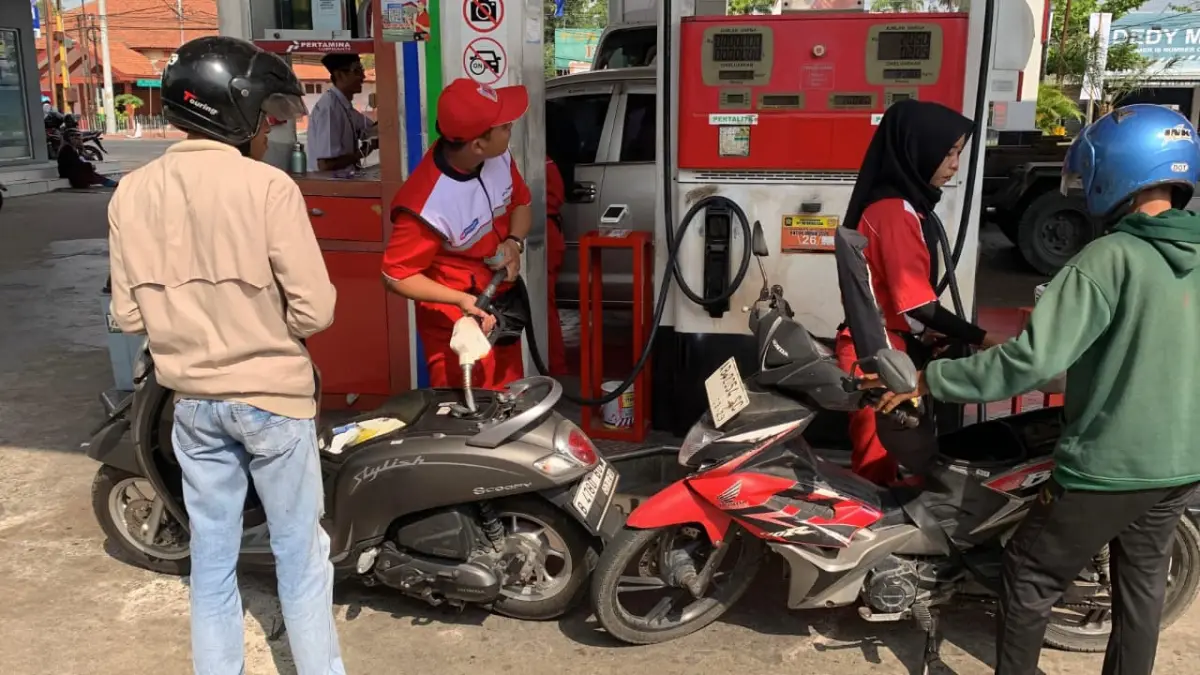 ANTRE: Pengendara roda dua rela menunggu antrean demi mendapatkan BBM Pertalite di SPBU Aneka Usaha. (ANOM BAGASKORO/RADAR JOGJA)
