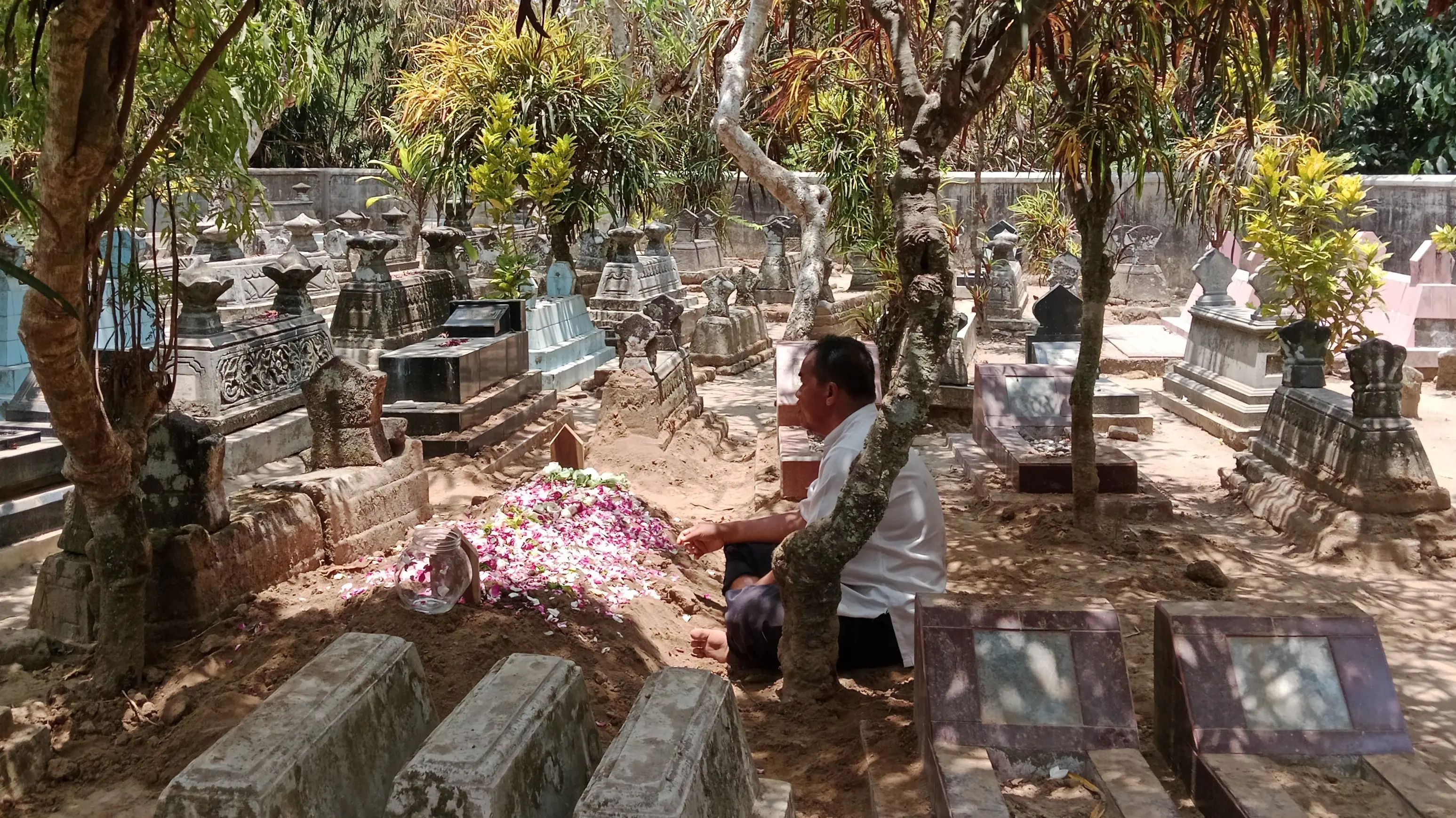 Ayah Iyan Fathur Ar-Rozaq, Anjar Riyanto saat berdoa di pusara. Delima Purnamasari/Radar Jogja