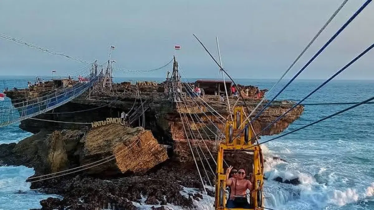 Pantai Timang Gunungkidul, Wisata Ekstrem dengan Gondola Tradisional di Atas Deburan Ombak