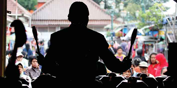SEKATEN. Tak hanya tradisi, kepentingan ekonomi juga semakin menonjol seperti tarif parkir.