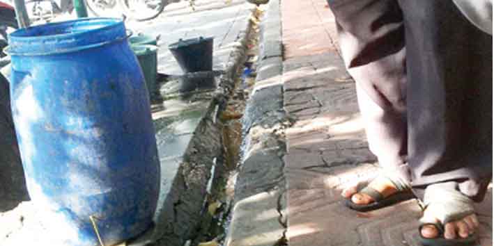 Limbah di Malioboro sebelum penataan.