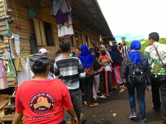 Pembeli barang yang dijual eks Gafatar dan warga sekitar berbaur di pemukiman mantan Gafatar tersebut, di RT I RW 11 Desa Limbung, Kecamatan Sungai Raya, Kabupaten Kubu Raya, Rabu (20/1).