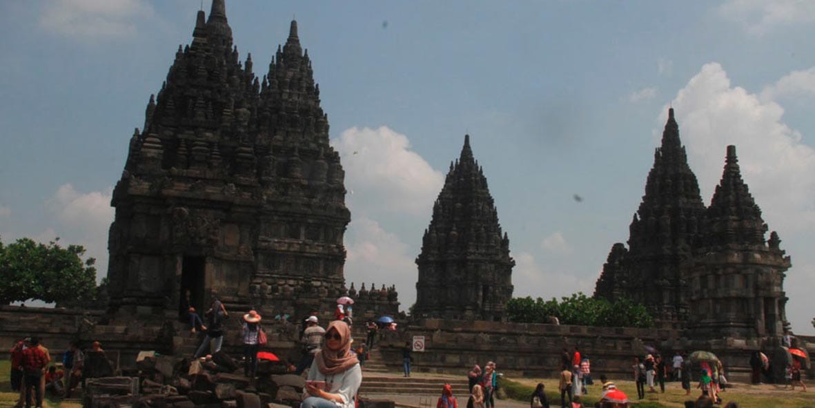 TIDAK SIGNIFIKAN:Kunjungan wisatawan selama libur lebaran di Candi Prambanan sejak Kamis hingga Sabtu, 13-15 Mei 2021 tak pernah mencapai kuota maksimal yang ditetapkan pengelola di masa pandemi Covid-19 ini. ( SETIAKY.A.KUSUMA/RADAR JOGJA)