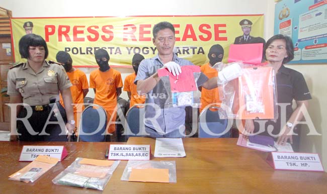 Kasat Resnarkoba Polresta Jogjakarta, Kompol Sugeng Riyadi (tengah) menunjukkan barang bukti hasil ungkap penyalahgunaan obat dan narkotika, di Mapolresta Jogjakarta, Selasa (26/7). Polresta Jogja berhasil mengamankan enam tersangka dengan barang bukti be