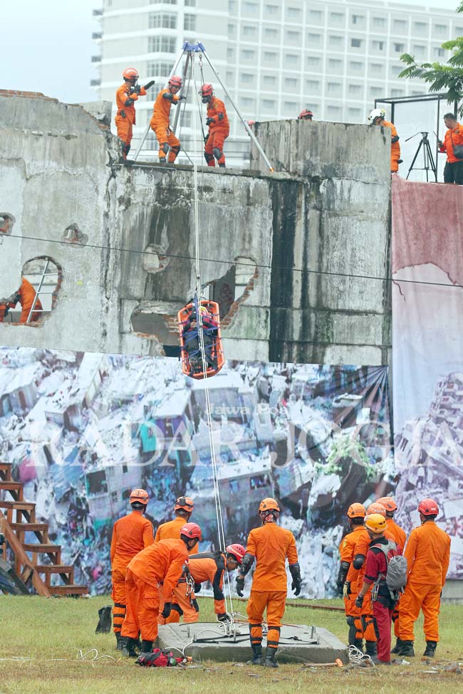 Anggota Badan SAR Nasional (Basarnas) mengevakuasi korban gempa bumi dalam simulasi penanganan bencana di Lapangan Jombor, Sleman, DIJ, Selasa (26/7). Kegiatan simulasi Badan SAR Nasional bagian dari Insarag Asia Pacific Regional Earthquake Response Excer