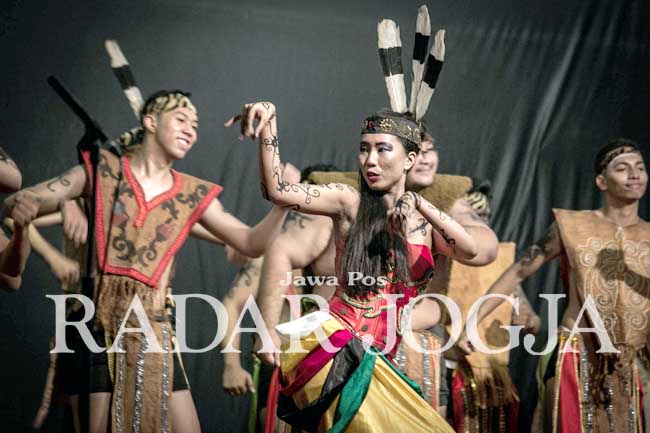 Paduan Suara Mahasiswa (PSM) Universitas Atma Jaya Yogyakarta saat konser di Auditorium UAJY sebelum berangkat ke Rusia untuk mengikuti Choir World Game, Sabtu (11/6).