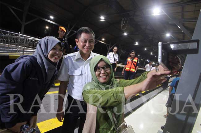 Menteri Perhubungan Ignasius Jonan, berfoto dengan Vita Oktaviana dan Fatima Yunita, dua calon penumpang tujuan Jakarta, di sela melakukan inspeksi di Stasiun Lempuyangan, Jogjakarta, Jumat (15/7). Inspeksi Menhub tersebut bertujuan memantau kesiapan moda