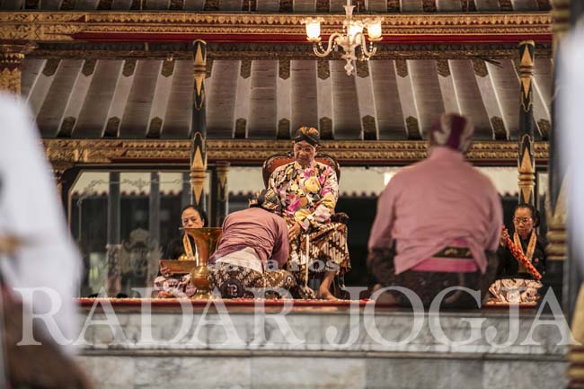 Para kerabat Gubernur DIY, Sri Sultan HB X memberikan ucapan selamat idul fitri kepada gubernur DIY, HB X dalam upacara Ngabekten di Bangsal Kencana Kraton, Jogjakarta, Kamis (7/7). Diantaranya yang hadir di sana adalah Pakualaman, anak dan menantu serta
