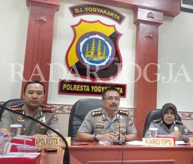 ki-ka Kapolresta Jogjakarta Kombes Pol Tommy Wibisono,Karo Ops Polda DIJ Kombes Pol Bambang Pristiwanto (tengah),Kabid Humas Polda DIJ AKBP Anny Pudjiastuti kemarin 19/7 saat memberikan penjelasan terkait banyaknya kabar yang beredar mengenai kejadian pen
