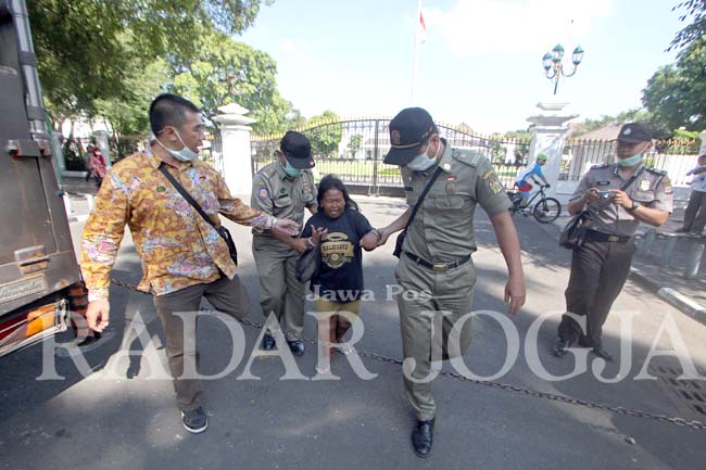 Petugas Satpol PP Kota Jogja melakukan razia gelandangan dan pengemis (gepeng) di kawasan Titik Nol Kilometer, Jogjakarta, Kamis (14/7). Razia tersebut merupakan upaya penegakan Perda Nomor 1 tahun 2014 yang bertujuan untuk memberikan kenyamanan dan keama