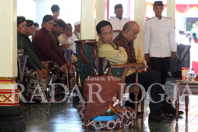 Gubernur DIJ Sri Sultan HB X didampingi Wagub Paku Alam X seusai acara Sawalan Abdi Dalem DIJ, di Bangsal Kepatihan, Jogjakarta, Kamis (14/7). foto : Guntur Aga Tirtana/Radar Jogja