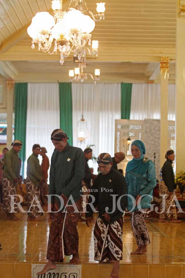 Sejumlah abdi dalem seusai bersalaman dengan Gubernur DIJ Sri Sultan HB X dan Wagub Paku Alam X dalam acara Sawalan Abdi Dalem DIJ, di Bangsal Kepatihan, Jogjakarta, Kamis (14/7). foto : Guntur Aga Tirtana/Radar Jogja