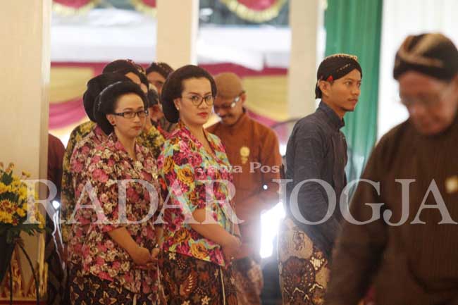 Sejumlah abdi dalem antre sebelum bersalaman dengan Gubernur DIJ Sri Sultan HB X dan Wagub Paku Alam X dalam acara Sawalan Abdi Dalem DIJ, di Bangsal Kepatihan, Jogjakarta, Kamis (14/7). foto : Guntur Aga Tirtana/Radar Jogja