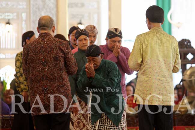 Gubernur DIJ Sri Sultan HB X (kanan) didampingi Wagub Paku Alam X bersalaman dengan abdi dalem dalam acara Sawalan Abdi Dalem DIJ, di Bangsal Kepatihan, Jogjakarta, Kamis (14/7). foto : Guntur Aga Tirtana/Radar Jogja